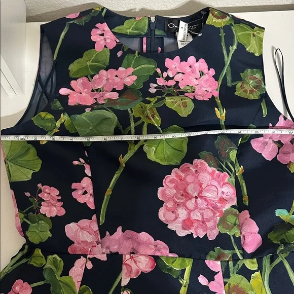 Oscar de la Renta
Geranium Print Belted Faille Dress in Pink/Navy - Picture 10 of 11